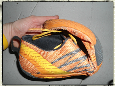 Image of how flexible the Merrell Vapor Glove is
